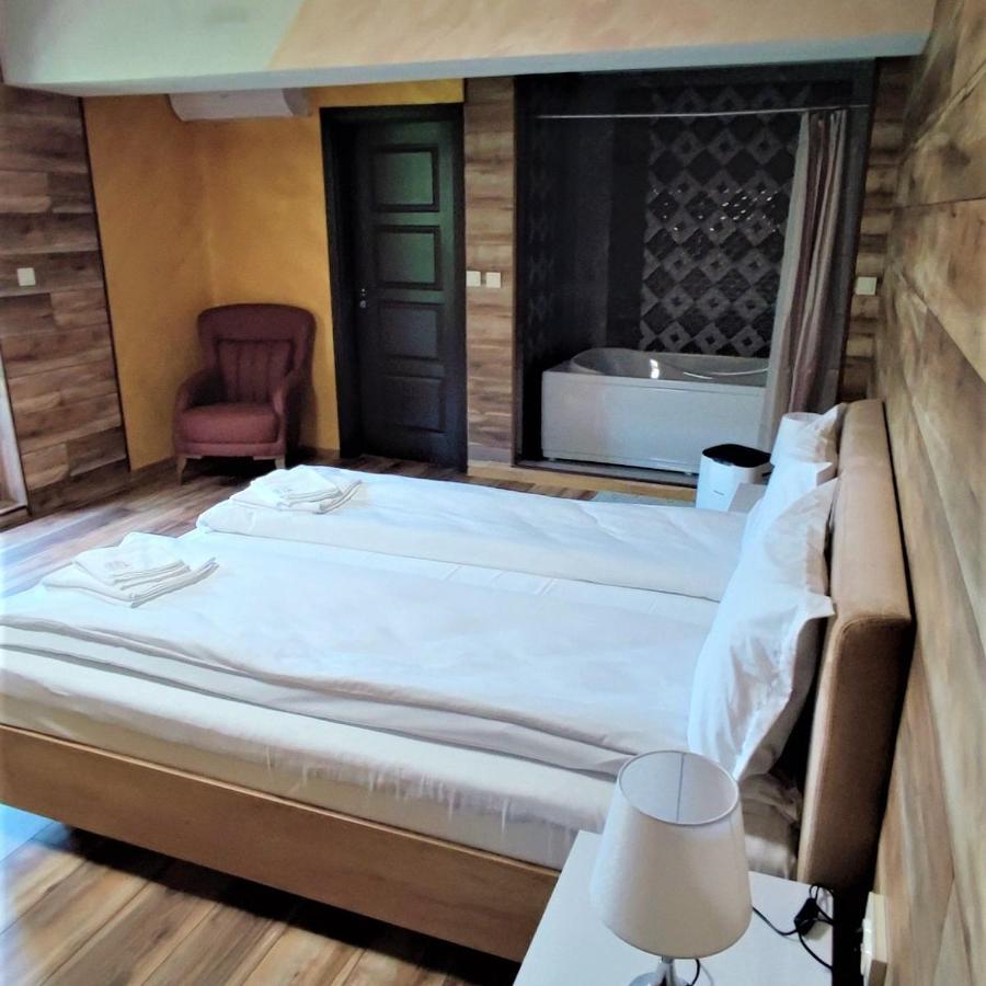 Leshtenski Rai Guest House Exterior photo